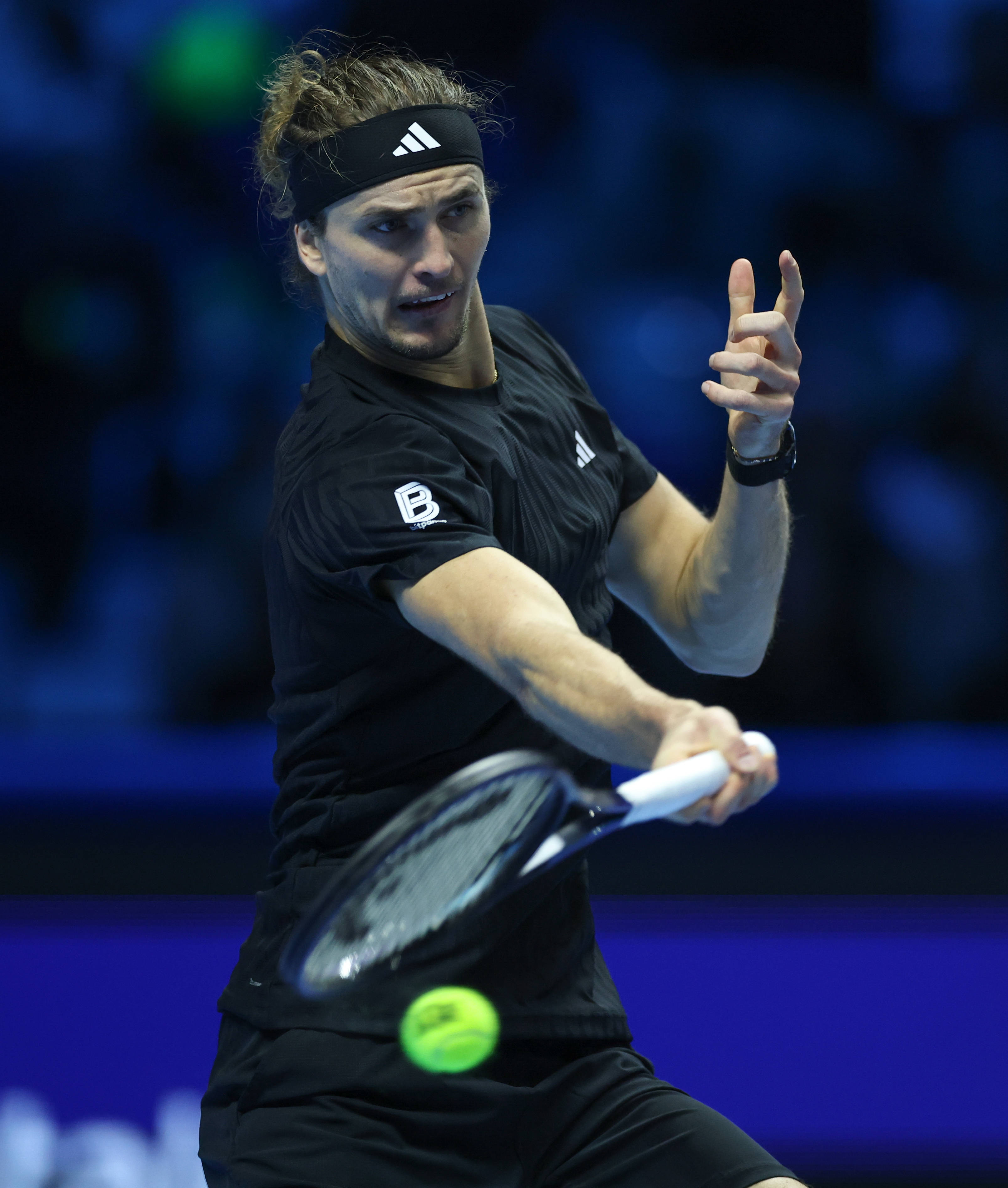 (体育)网球——ATP年终总决赛:奥热-阿利亚西姆胜兹韦列夫