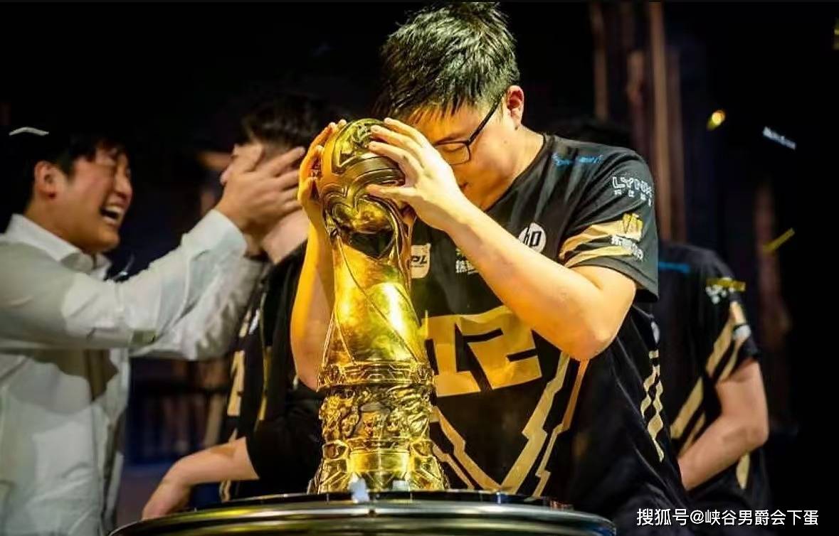 继“AG经理爱笑透露：明年Uzi有机会复出”后，教练朱开谈Uzi疯狂打排位原因：他在检测自己的实力，来确定到底能不能上场打比赛！